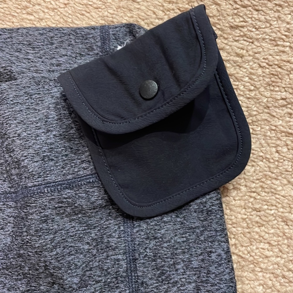 Old Navy Women’s Gray and Black Leggings size small - Picture 3 of 7